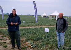 Rinus Struik en Peter Vroegindeweij van De Groot en Slot geven een toelichting op hun rassenaanbod